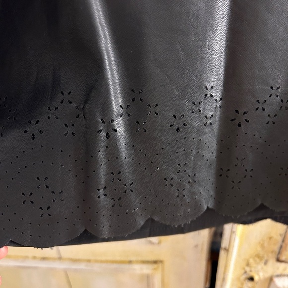 Laser cut vegan leather cropped top - Picture 4 of 4